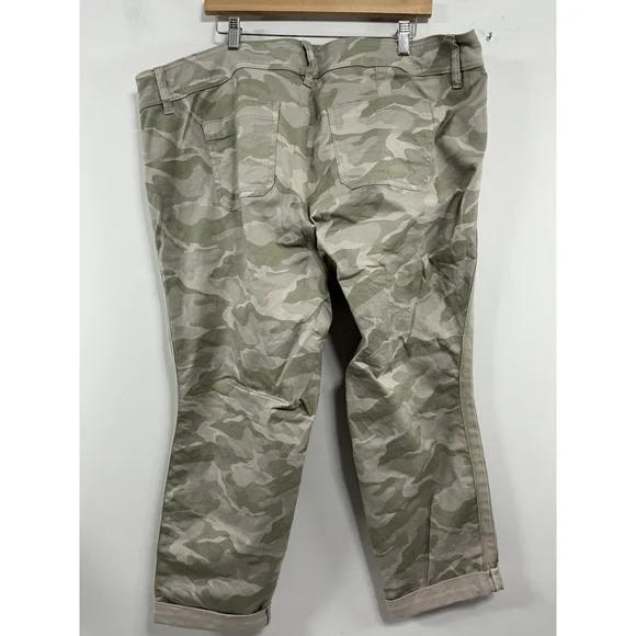 Womans Excellent Condition Torrid Camo Capri Jeans 22 Gray Beige Cuffs - Picture 2 of 9